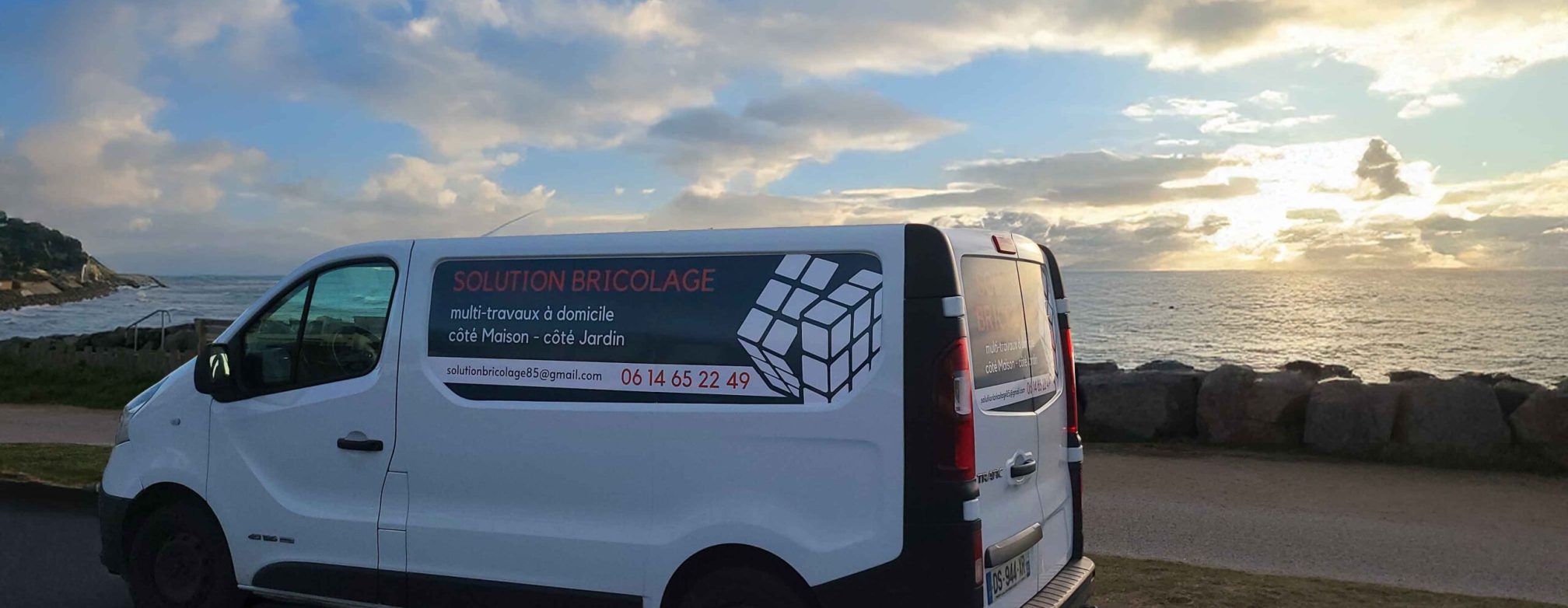 Véhicule de service Solution Bricolage, travaux à domicile côté maison et jardin