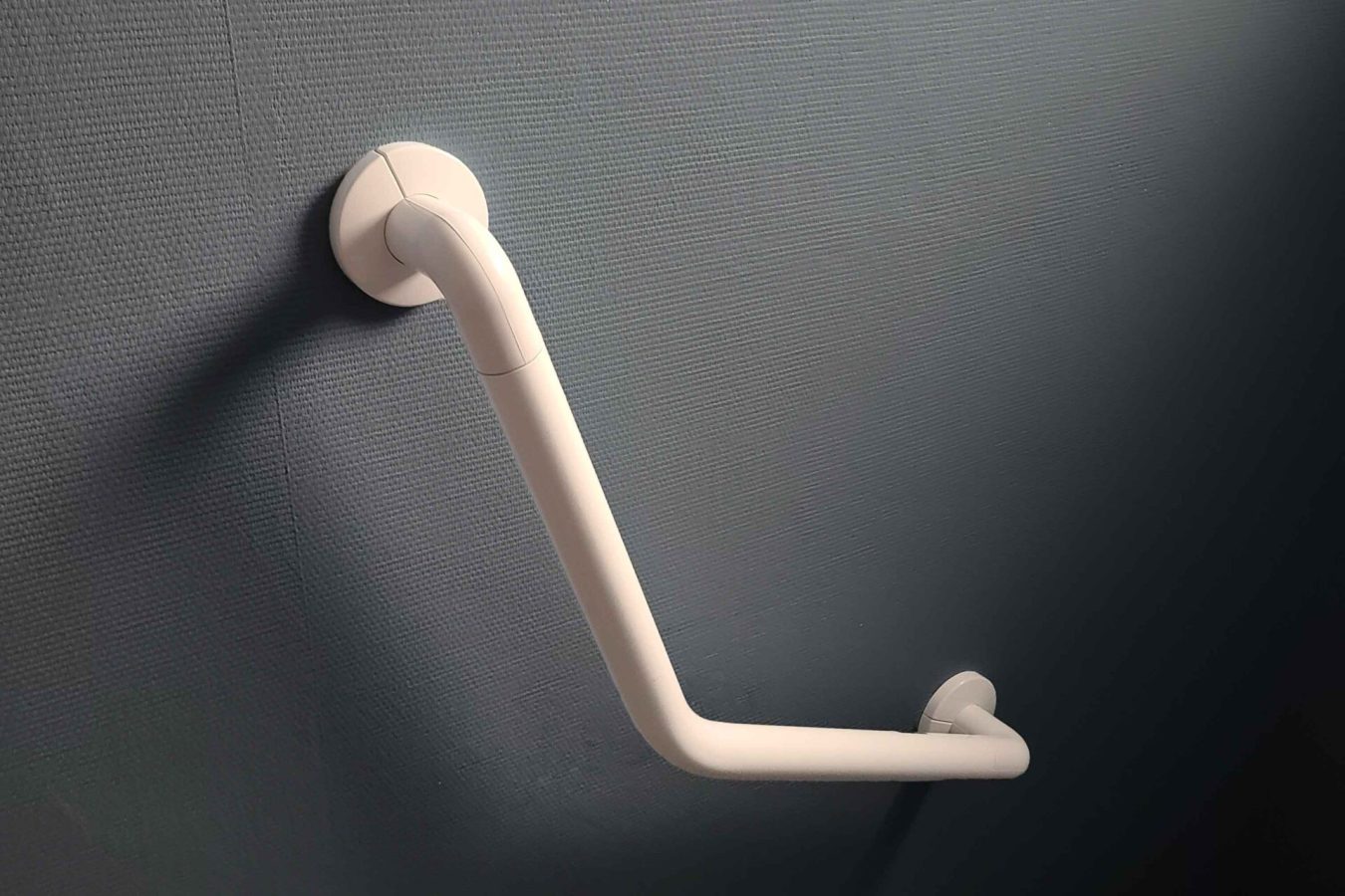 Installation d'une barre de maintien pour salle de bain ou toilettes, solution de sécurité pour personnes à mobilité réduite