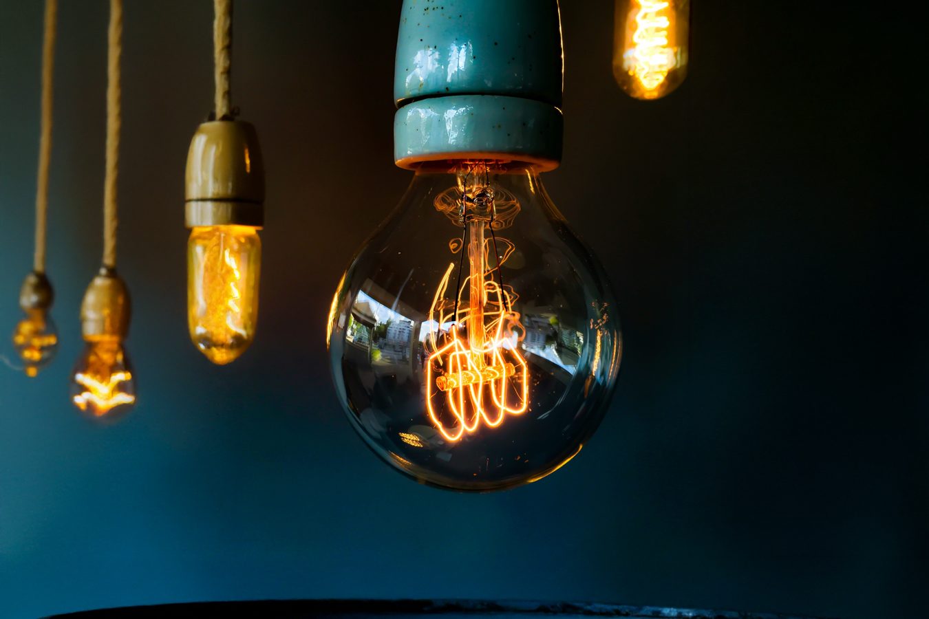 Éclairage décoratif avec ampoules vintage suspendues, ambiance chaleureuse et rétro