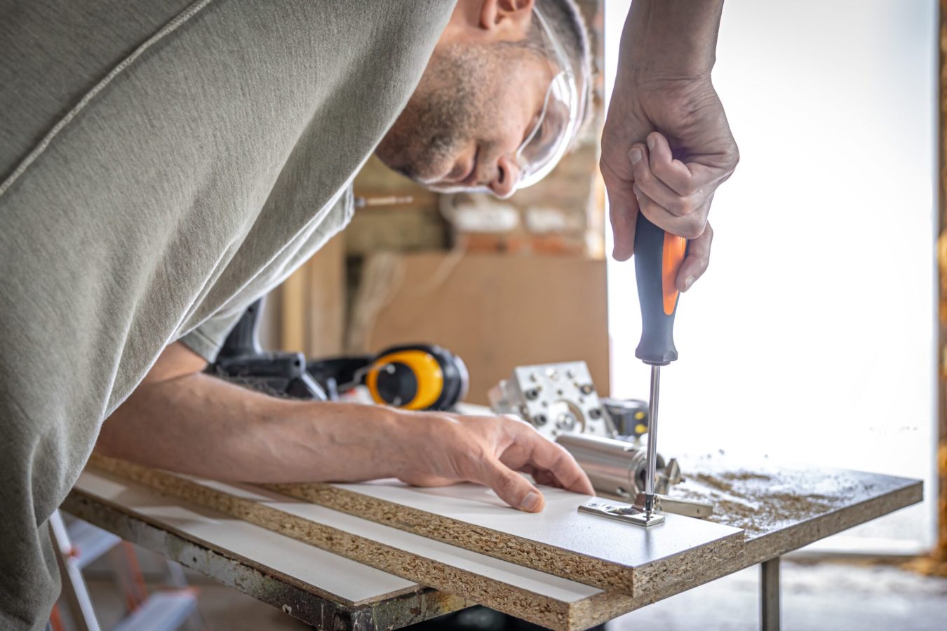 Montage de meuble en bois avec outils manuels, service de bricolage à domicile
