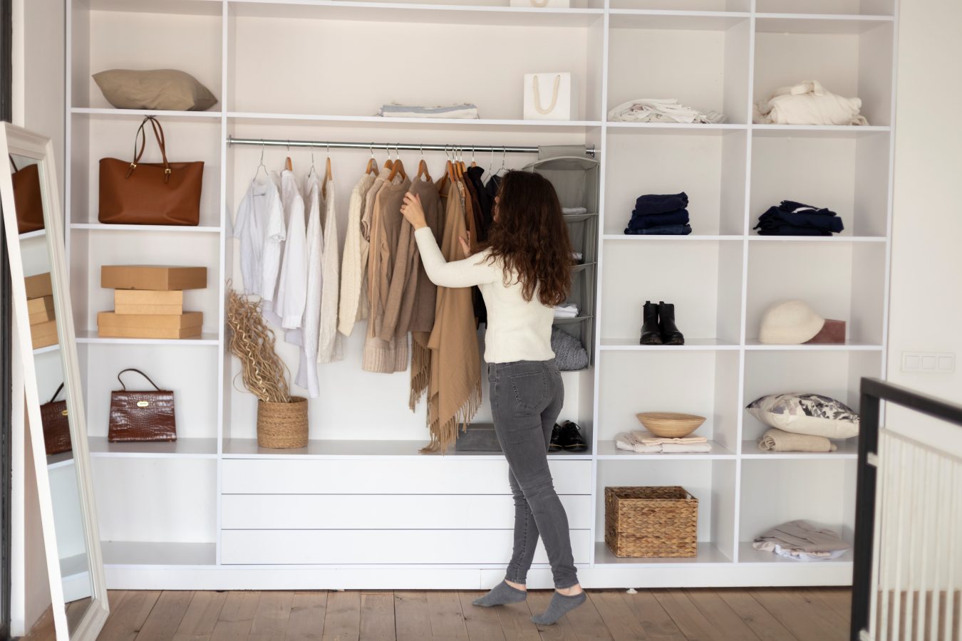 Optimisation de dressing sur mesure avec rangements pratiques pour vêtements et accessoires