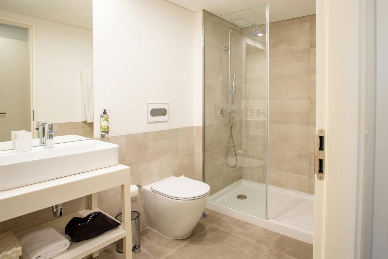 Salle de bain contemporaine avec douche à l’italienne, WC suspendu et lavabo design